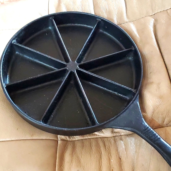 Heuck Cast Iron Vintage Classic Skillet Cornbread Wedge  approx 9", 8 slice - Picture 9 of 9